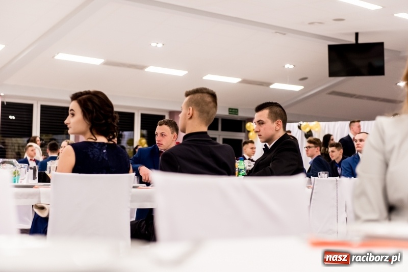 Zdjęcie w galerii na portalu naszraciborz.pl: Studniówki 2018. Pierwszego poloneza zatańczyli maturzyści ZSOMS FOTO i WIDEO wiadomości z regionu