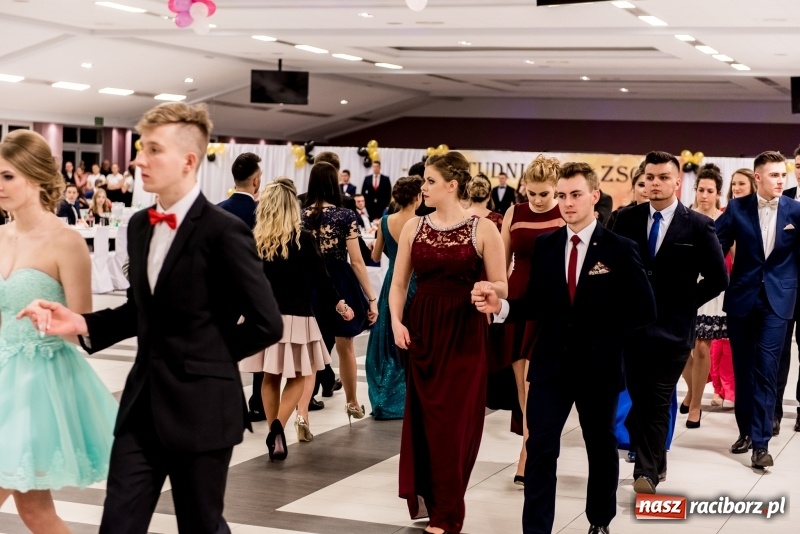 Zdjęcie w galerii na portalu naszraciborz.pl: Studniówki 2018. Pierwszego poloneza zatańczyli maturzyści ZSOMS FOTO i WIDEO wiadomości z regionu