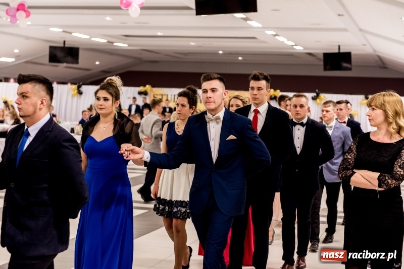 Zdjęcie w galerii na portalu naszraciborz.pl: Studniówki 2018. Pierwszego poloneza zatańczyli maturzyści ZSOMS FOTO i WIDEO wiadomości z regionu