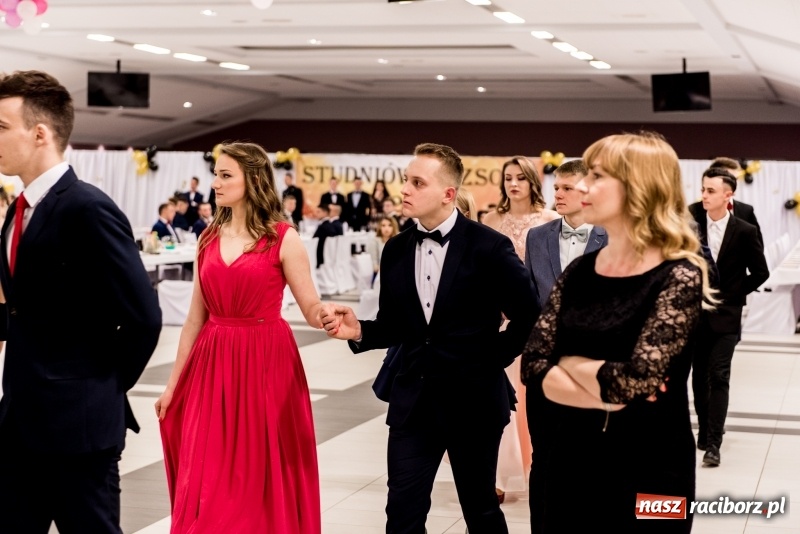 Zdjęcie w galerii na portalu naszraciborz.pl: Studniówki 2018. Pierwszego poloneza zatańczyli maturzyści ZSOMS FOTO i WIDEO wiadomości z regionu