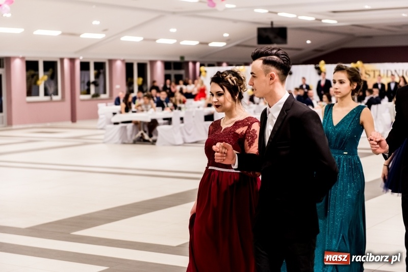 Zdjęcie w galerii na portalu naszraciborz.pl: Studniówki 2018. Pierwszego poloneza zatańczyli maturzyści ZSOMS FOTO i WIDEO wiadomości z regionu