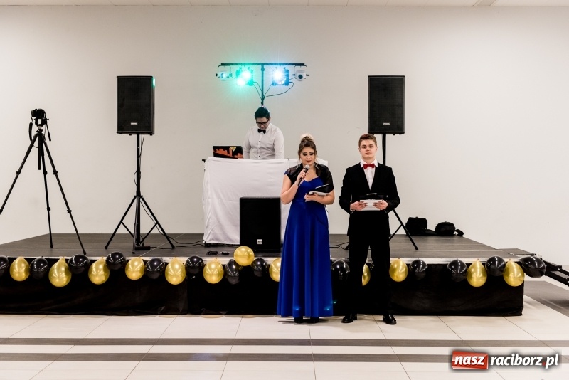 Zdjęcie w galerii na portalu naszraciborz.pl: Studniówki 2018. Pierwszego poloneza zatańczyli maturzyści ZSOMS FOTO i WIDEO wiadomości z regionu