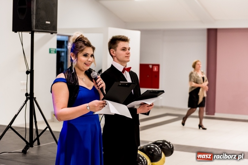 Zdjęcie w galerii na portalu naszraciborz.pl: Studniówki 2018. Pierwszego poloneza zatańczyli maturzyści ZSOMS FOTO i WIDEO wiadomości z regionu