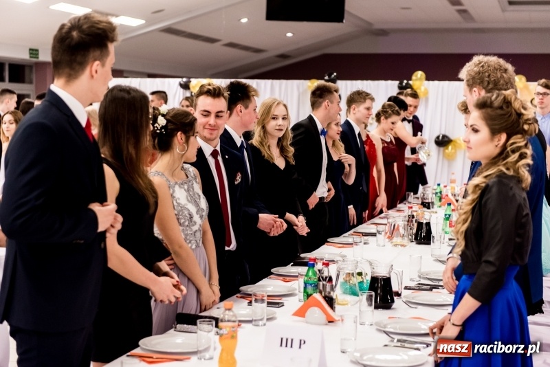 Zdjęcie w galerii na portalu naszraciborz.pl: Studniówki 2018. Pierwszego poloneza zatańczyli maturzyści ZSOMS FOTO i WIDEO wiadomości z regionu