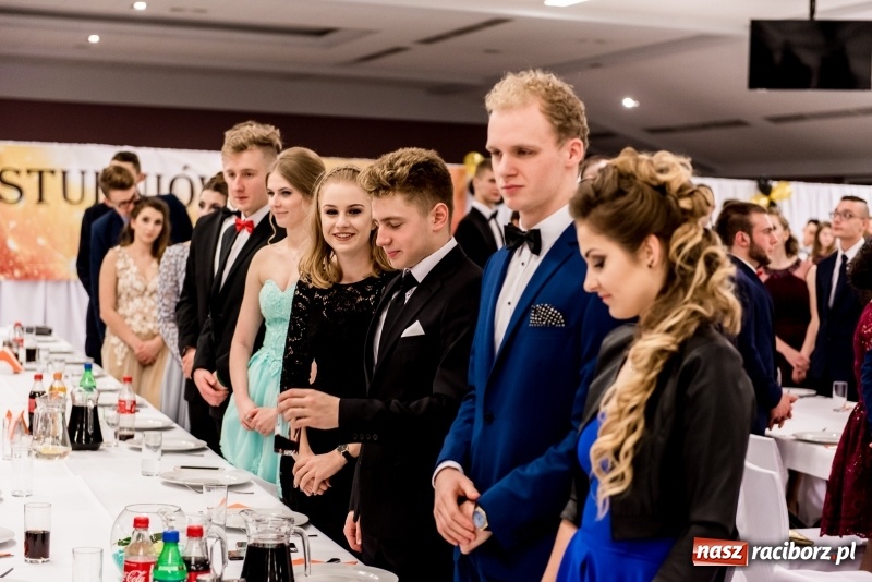 Zdjęcie w galerii na portalu naszraciborz.pl: Studniówki 2018. Pierwszego poloneza zatańczyli maturzyści ZSOMS FOTO i WIDEO wiadomości z regionu