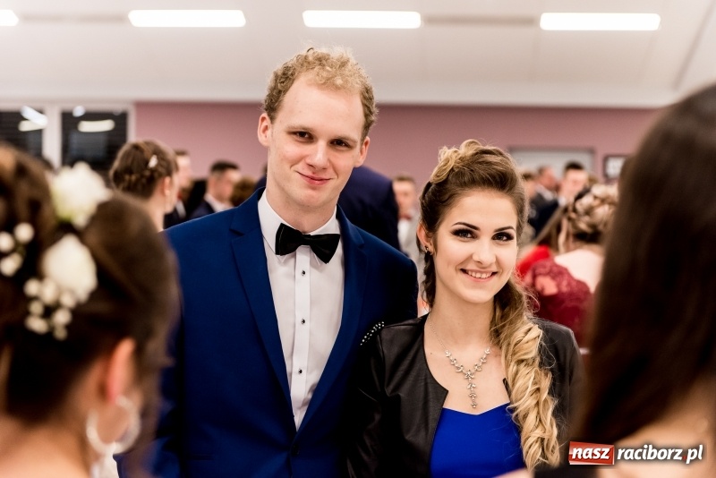 Zdjęcie w galerii na portalu naszraciborz.pl: Studniówki 2018. Pierwszego poloneza zatańczyli maturzyści ZSOMS FOTO i WIDEO wiadomości z regionu