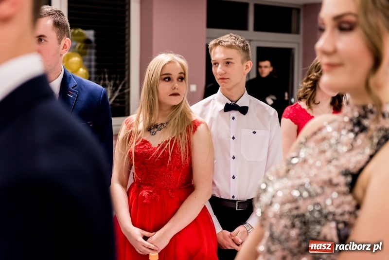 Zdjęcie w galerii na portalu naszraciborz.pl: Studniówki 2018. Pierwszego poloneza zatańczyli maturzyści ZSOMS FOTO i WIDEO wiadomości z regionu