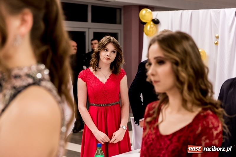 Zdjęcie w galerii na portalu naszraciborz.pl: Studniówki 2018. Pierwszego poloneza zatańczyli maturzyści ZSOMS FOTO i WIDEO wiadomości z regionu