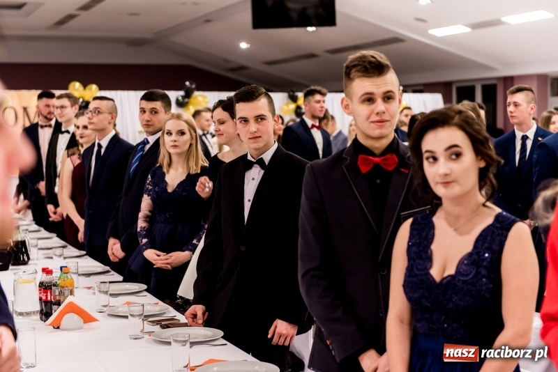 Zdjęcie w galerii na portalu naszraciborz.pl: Studniówki 2018. Pierwszego poloneza zatańczyli maturzyści ZSOMS FOTO i WIDEO wiadomości z regionu