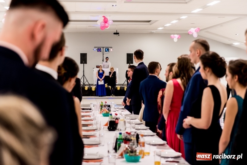 Zdjęcie w galerii na portalu naszraciborz.pl: Studniówki 2018. Pierwszego poloneza zatańczyli maturzyści ZSOMS FOTO i WIDEO wiadomości z regionu