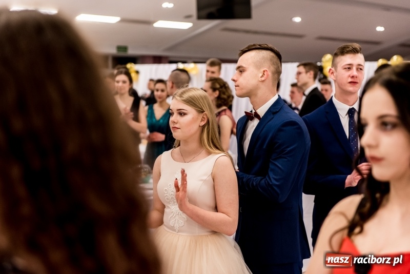 Zdjęcie w galerii na portalu naszraciborz.pl: Studniówki 2018. Pierwszego poloneza zatańczyli maturzyści ZSOMS FOTO i WIDEO wiadomości z regionu