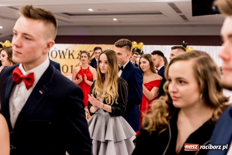Zdjęcie w galerii na portalu naszraciborz.pl: Studniówki 2018. Pierwszego poloneza zatańczyli maturzyści ZSOMS FOTO i WIDEO wiadomości z regionu