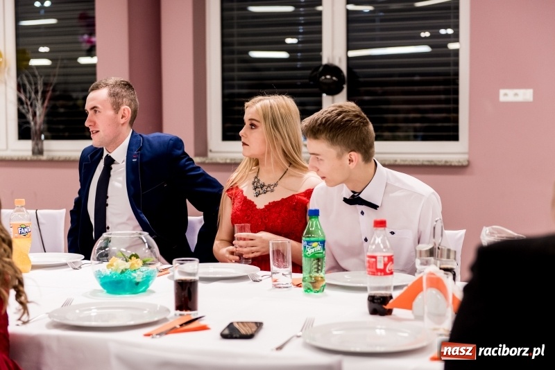 Zdjęcie w galerii na portalu naszraciborz.pl: Studniówki 2018. Pierwszego poloneza zatańczyli maturzyści ZSOMS FOTO i WIDEO wiadomości z regionu