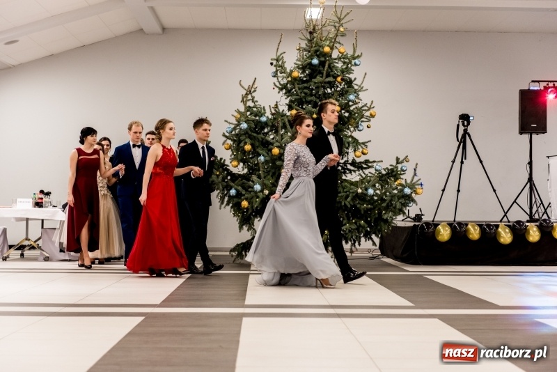 Zdjęcie w galerii na portalu naszraciborz.pl: Studniówki 2018. Pierwszego poloneza zatańczyli maturzyści ZSOMS FOTO i WIDEO wiadomości z regionu