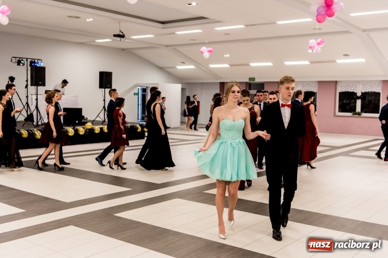 Zdjęcie w galerii na portalu naszraciborz.pl: Studniówki 2018. Pierwszego poloneza zatańczyli maturzyści ZSOMS FOTO i WIDEO wiadomości z regionu