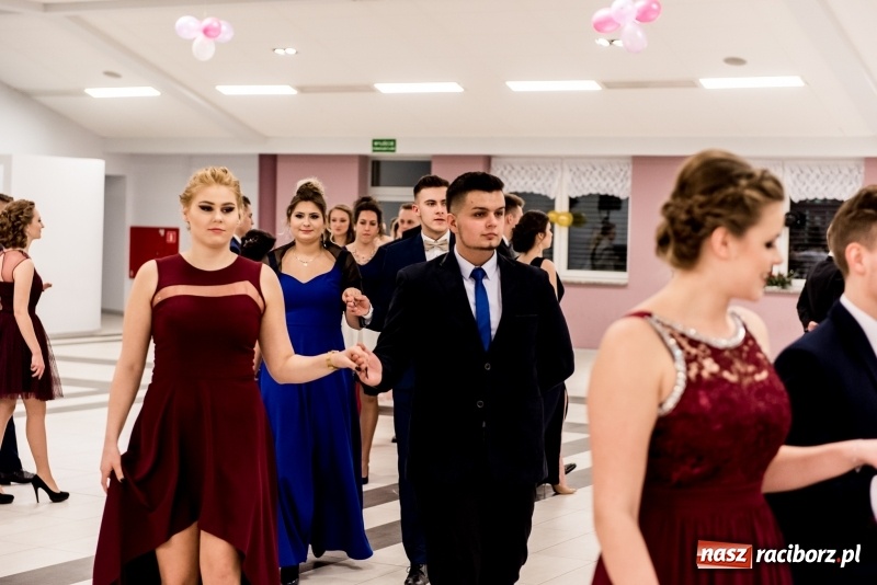 Zdjęcie w galerii na portalu naszraciborz.pl: Studniówki 2018. Pierwszego poloneza zatańczyli maturzyści ZSOMS FOTO i WIDEO wiadomości z regionu
