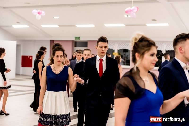 Zdjęcie w galerii na portalu naszraciborz.pl: Studniówki 2018. Pierwszego poloneza zatańczyli maturzyści ZSOMS FOTO i WIDEO wiadomości z regionu