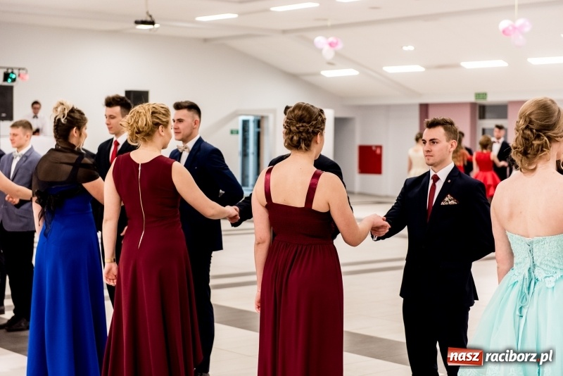 Zdjęcie w galerii na portalu naszraciborz.pl: Studniówki 2018. Pierwszego poloneza zatańczyli maturzyści ZSOMS FOTO i WIDEO wiadomości z regionu