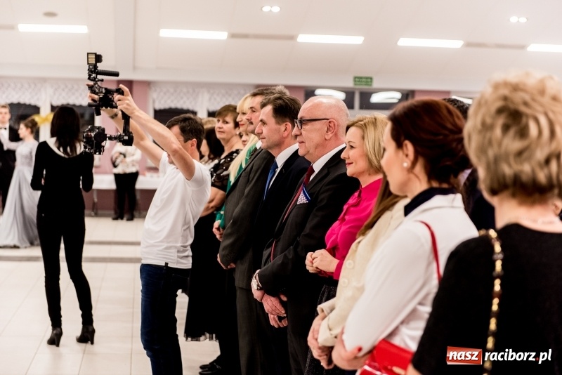 Zdjęcie w galerii na portalu naszraciborz.pl: Studniówki 2018. Pierwszego poloneza zatańczyli maturzyści ZSOMS FOTO i WIDEO wiadomości z regionu
