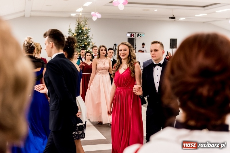 Zdjęcie w galerii na portalu naszraciborz.pl: Studniówki 2018. Pierwszego poloneza zatańczyli maturzyści ZSOMS FOTO i WIDEO wiadomości z regionu