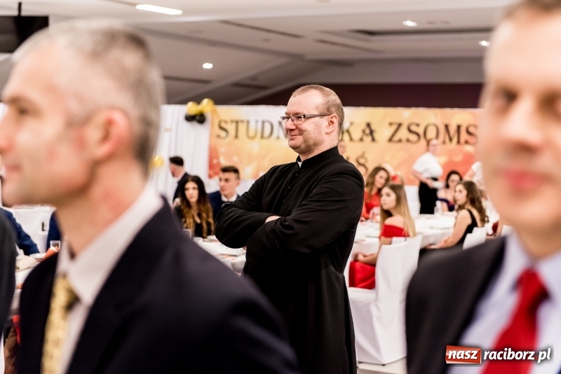 Zdjęcie w galerii na portalu naszraciborz.pl: Studniówki 2018. Pierwszego poloneza zatańczyli maturzyści ZSOMS FOTO i WIDEO wiadomości z regionu