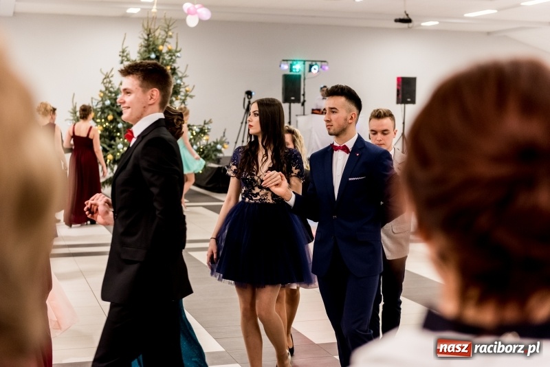 Zdjęcie w galerii na portalu naszraciborz.pl: Studniówki 2018. Pierwszego poloneza zatańczyli maturzyści ZSOMS FOTO i WIDEO wiadomości z regionu