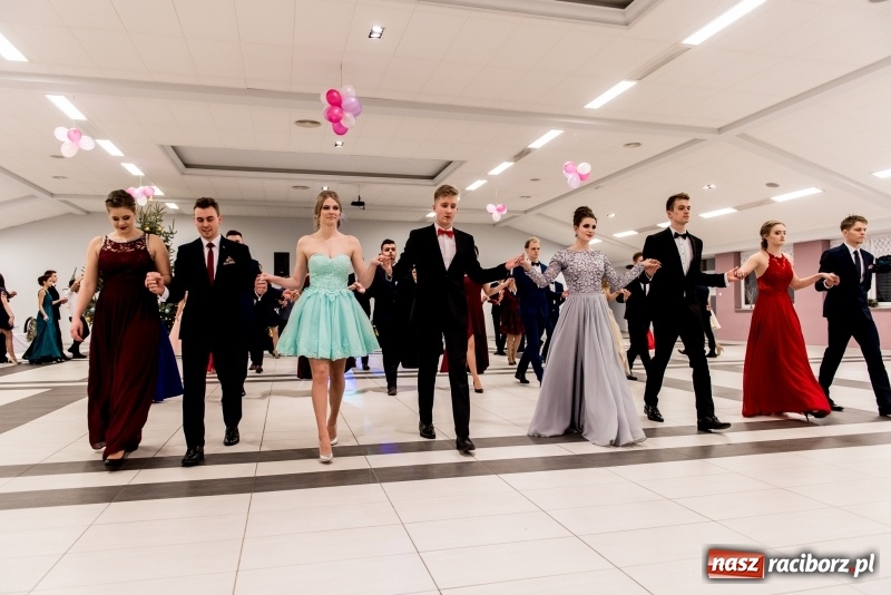Zdjęcie w galerii na portalu naszraciborz.pl: Studniówki 2018. Pierwszego poloneza zatańczyli maturzyści ZSOMS FOTO i WIDEO wiadomości z regionu