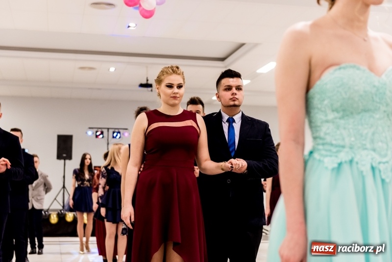 Zdjęcie w galerii na portalu naszraciborz.pl: Studniówki 2018. Pierwszego poloneza zatańczyli maturzyści ZSOMS FOTO i WIDEO wiadomości z regionu