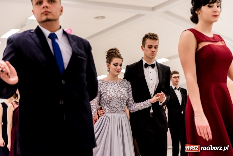 Zdjęcie w galerii na portalu naszraciborz.pl: Studniówki 2018. Pierwszego poloneza zatańczyli maturzyści ZSOMS FOTO i WIDEO wiadomości z regionu