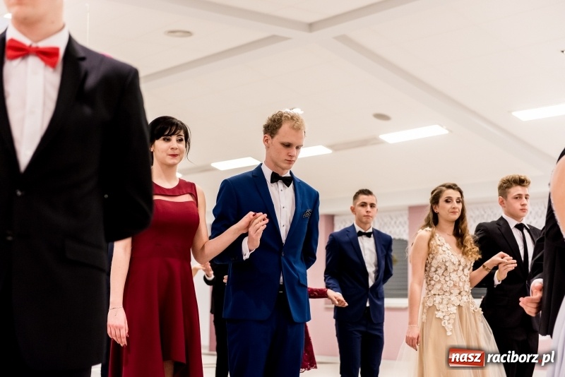 Zdjęcie w galerii na portalu naszraciborz.pl: Studniówki 2018. Pierwszego poloneza zatańczyli maturzyści ZSOMS FOTO i WIDEO wiadomości z regionu