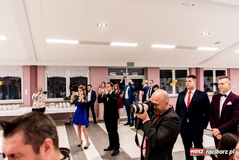 Zdjęcie w galerii na portalu naszraciborz.pl: Studniówki 2018. Pierwszego poloneza zatańczyli maturzyści ZSOMS FOTO i WIDEO wiadomości z regionu