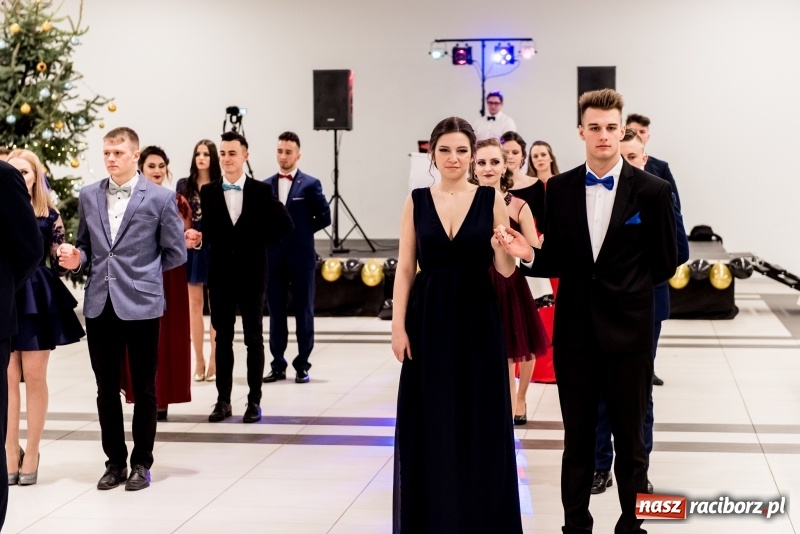 Zdjęcie w galerii na portalu naszraciborz.pl: Studniówki 2018. Pierwszego poloneza zatańczyli maturzyści ZSOMS FOTO i WIDEO wiadomości z regionu