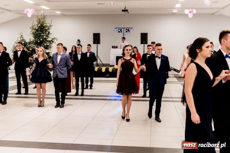 Zdjęcie w galerii na portalu naszraciborz.pl: Studniówki 2018. Pierwszego poloneza zatańczyli maturzyści ZSOMS FOTO i WIDEO wiadomości z regionu