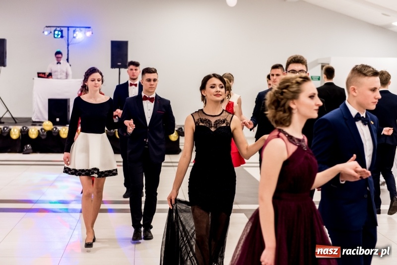 Zdjęcie w galerii na portalu naszraciborz.pl: Studniówki 2018. Pierwszego poloneza zatańczyli maturzyści ZSOMS FOTO i WIDEO wiadomości z regionu