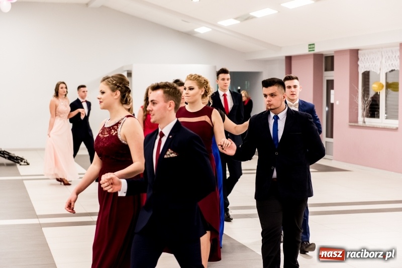 Zdjęcie w galerii na portalu naszraciborz.pl: Studniówki 2018. Pierwszego poloneza zatańczyli maturzyści ZSOMS FOTO i WIDEO wiadomości z regionu