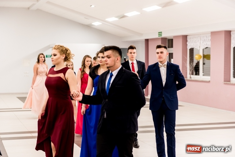Zdjęcie w galerii na portalu naszraciborz.pl: Studniówki 2018. Pierwszego poloneza zatańczyli maturzyści ZSOMS FOTO i WIDEO wiadomości z regionu