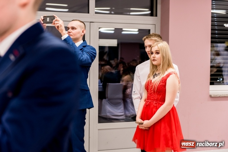 Zdjęcie w galerii na portalu naszraciborz.pl: Studniówki 2018. Pierwszego poloneza zatańczyli maturzyści ZSOMS FOTO i WIDEO wiadomości z regionu