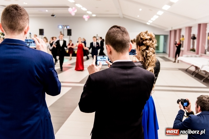 Zdjęcie w galerii na portalu naszraciborz.pl: Studniówki 2018. Pierwszego poloneza zatańczyli maturzyści ZSOMS FOTO i WIDEO wiadomości z regionu