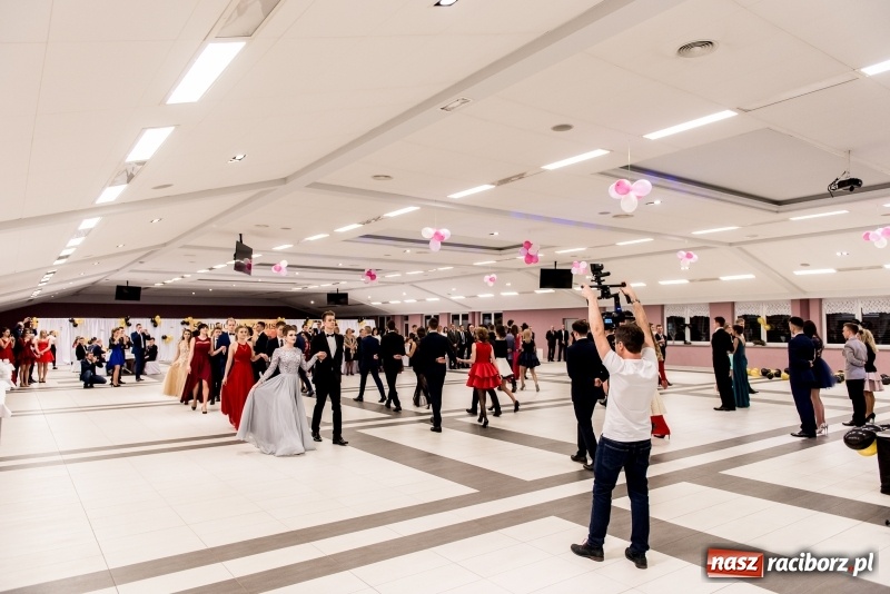 Zdjęcie w galerii na portalu naszraciborz.pl: Studniówki 2018. Pierwszego poloneza zatańczyli maturzyści ZSOMS FOTO i WIDEO wiadomości z regionu