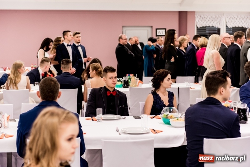 Zdjęcie w galerii na portalu naszraciborz.pl: Studniówki 2018. Pierwszego poloneza zatańczyli maturzyści ZSOMS FOTO i WIDEO wiadomości z regionu