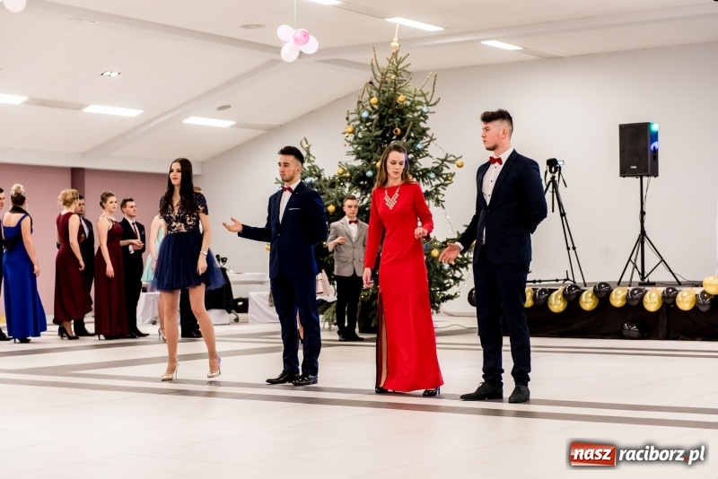 Zdjęcie w galerii na portalu naszraciborz.pl: Studniówki 2018. Pierwszego poloneza zatańczyli maturzyści ZSOMS FOTO i WIDEO wiadomości z regionu