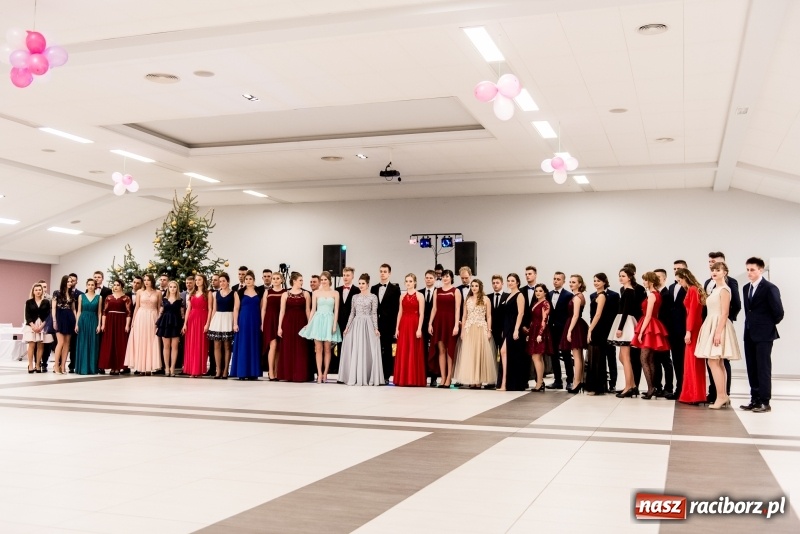 Zdjęcie w galerii na portalu naszraciborz.pl: Studniówki 2018. Pierwszego poloneza zatańczyli maturzyści ZSOMS FOTO i WIDEO wiadomości z regionu