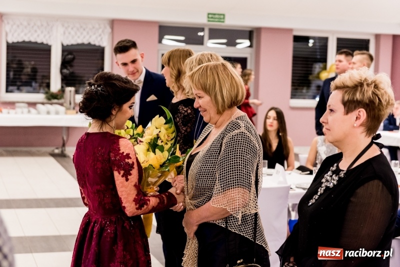 Zdjęcie w galerii na portalu naszraciborz.pl: Studniówki 2018. Pierwszego poloneza zatańczyli maturzyści ZSOMS FOTO i WIDEO wiadomości z regionu