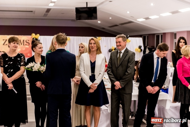 Zdjęcie w galerii na portalu naszraciborz.pl: Studniówki 2018. Pierwszego poloneza zatańczyli maturzyści ZSOMS FOTO i WIDEO wiadomości z regionu