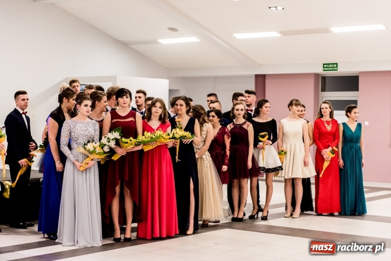 Zdjęcie w galerii na portalu naszraciborz.pl: Studniówki 2018. Pierwszego poloneza zatańczyli maturzyści ZSOMS FOTO i WIDEO wiadomości z regionu