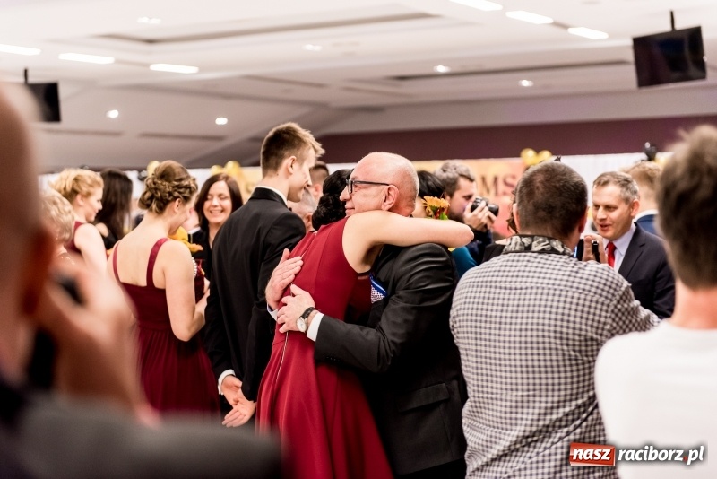 Zdjęcie w galerii na portalu naszraciborz.pl: Studniówki 2018. Pierwszego poloneza zatańczyli maturzyści ZSOMS FOTO i WIDEO wiadomości z regionu