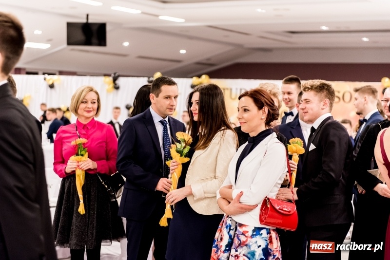 Zdjęcie w galerii na portalu naszraciborz.pl: Studniówki 2018. Pierwszego poloneza zatańczyli maturzyści ZSOMS FOTO i WIDEO wiadomości z regionu