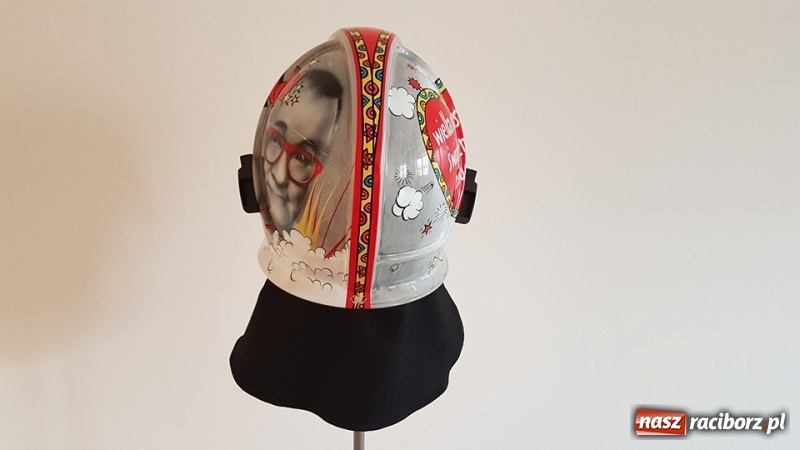Zdjęcie w galerii na portalu naszraciborz.pl: Strażacki hełm kolekcjonerski ze złotym filtrem na aukcji WOŚP  wiadomości z regionu