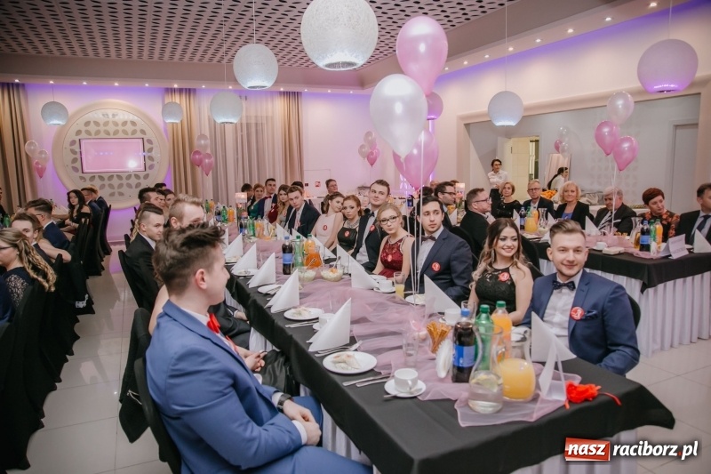 Zdjęcie w galerii na portalu naszraciborz.pl: Gastronomik na balu maturalnym w Rogowie  wiadomości z regionu