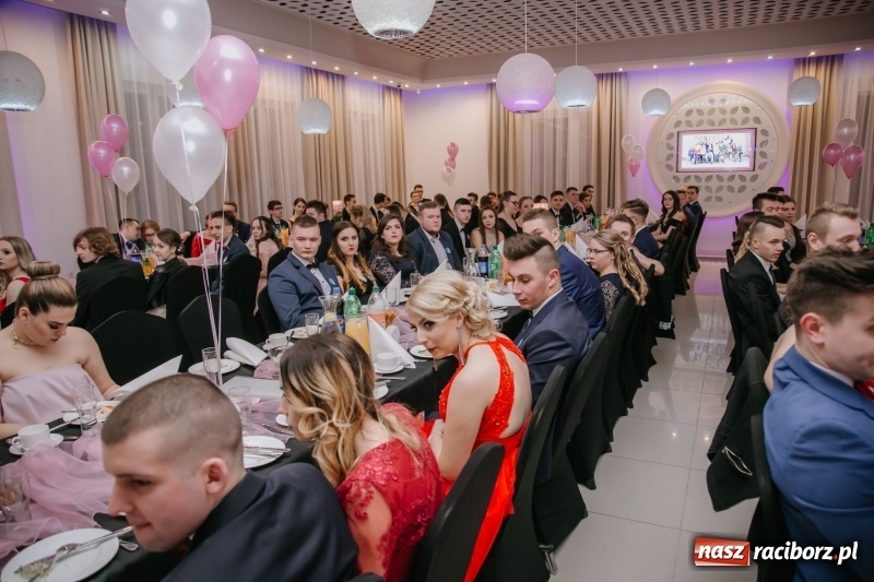 Zdjęcie w galerii na portalu naszraciborz.pl: Gastronomik na balu maturalnym w Rogowie  wiadomości z regionu